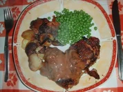 Kalbsteak mit Steinpilzrahmsauce, Bratkartoffeln und Erbsen - Rezept