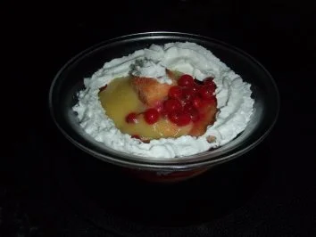 Rezept: Löffelbiskuits mit Marsala fine, Vanillecreme und Johannisbeeren Löffelbiskuits mit Marsala fine, Vanillecreme und Johannisbeeren - Rezept