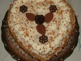 Amaretto-Nuss-Sahnetorte - Rezept