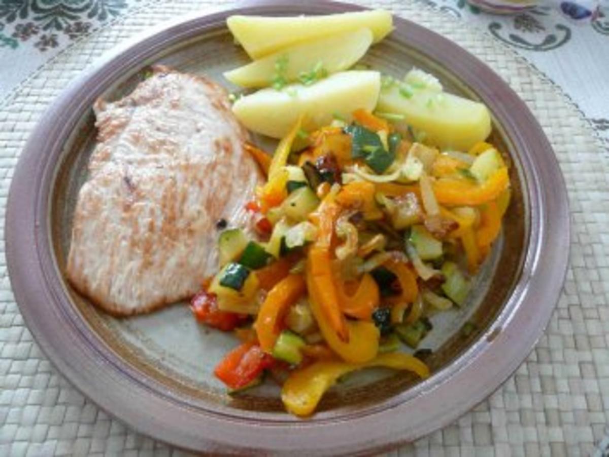 Geflügel - Geschwenktes Gemüse mit Putenschnitzel - Rezept