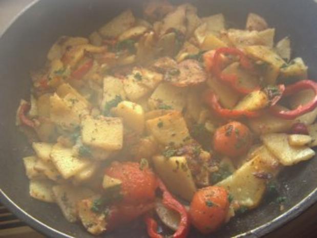 Bratkartoffelpfanne mit Tomaten, Paprika und Zucchini - Rezept mit Bild