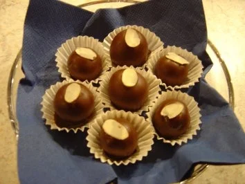 Rezept: Marzipan - Konfekt mit Rumrosinen... Marzipan - Konfekt mit Rumrosinen... - Rezept