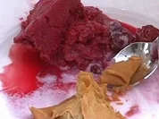 Nougatpfefferstrudel mit Sauerkirscheis an Vanilleschaum - Rezept