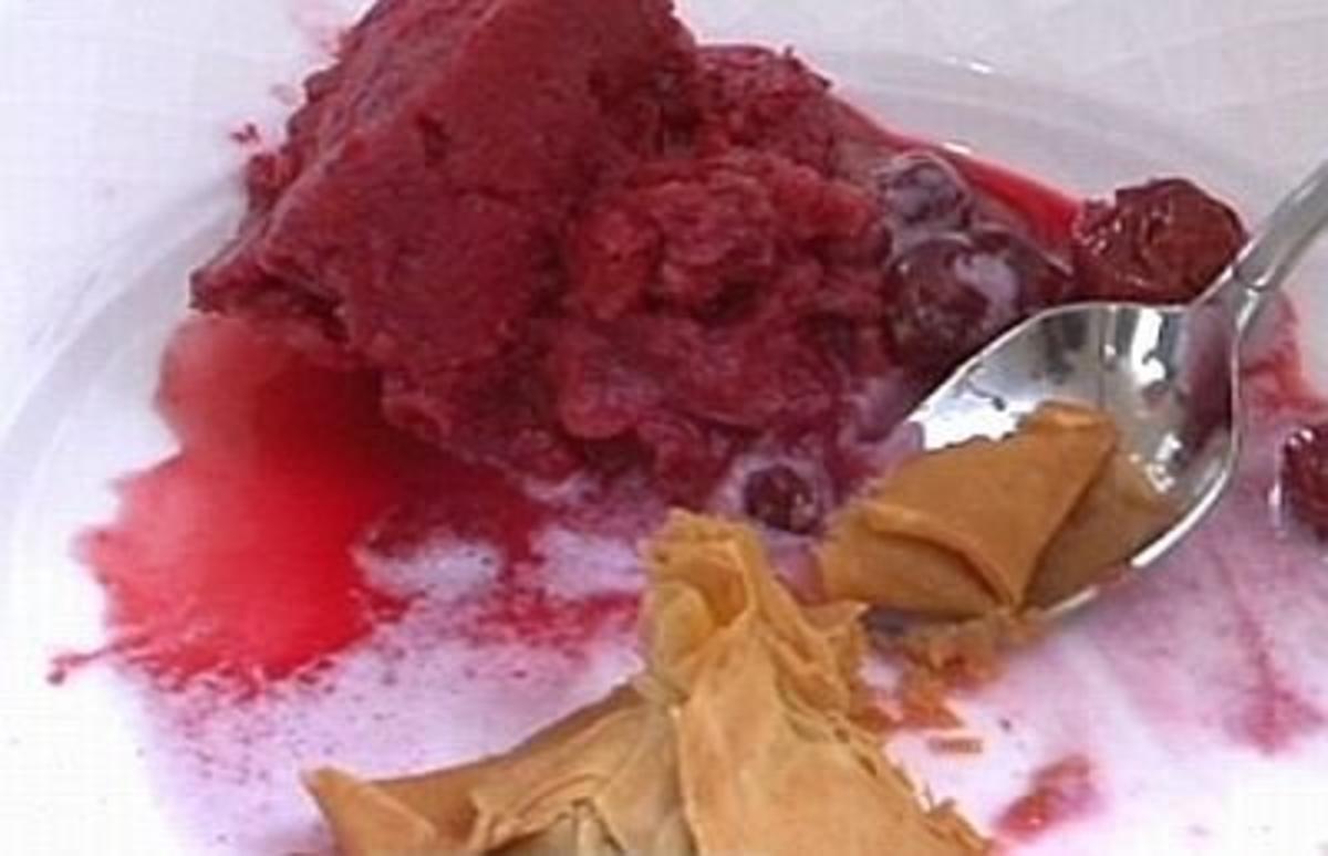 Bilder für Nougatpfefferstrudel mit Sauerkirscheis an Vanilleschaum - Rezept