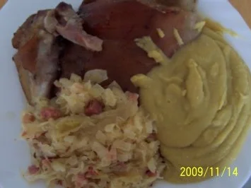 Rezept: Eisbein mit Sauerkraut und Erbspüree Eisbein mit Sauerkraut und Erbspüree - Rezept