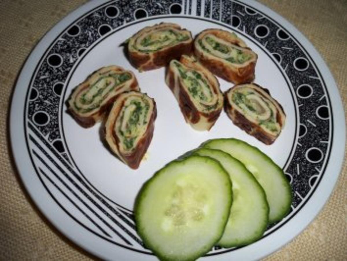 Gefüllte Pfannkuchenröllchen mit Spinat und Käse - Rezept - kochbar.de
