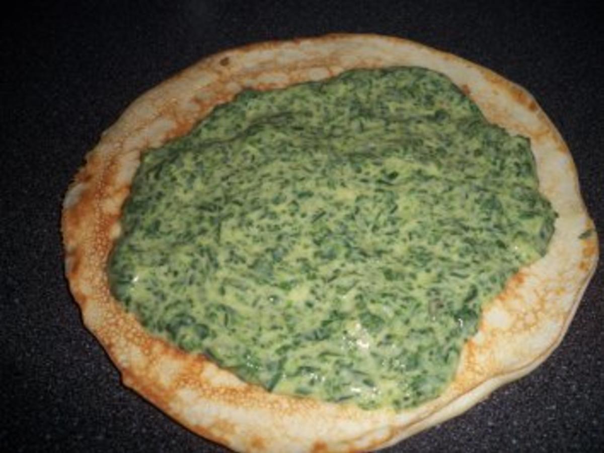 Gefüllte Pfannkuchenröllchen mit Spinat und Käse - einfach - 240 kcal/100g