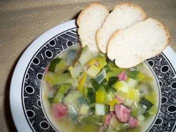 Lauchsuppe mit Kartoffeln und geräuchertem Eisbein - Rezept