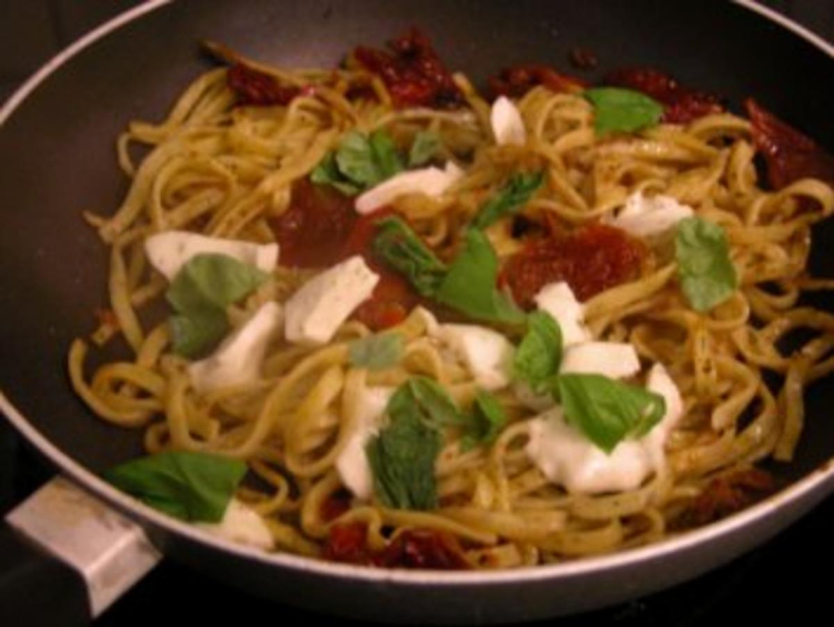 Basilikum Tagliatelle mit Mozzarella und getrockneten Tomaten - Rezept - Bild Nr. 2