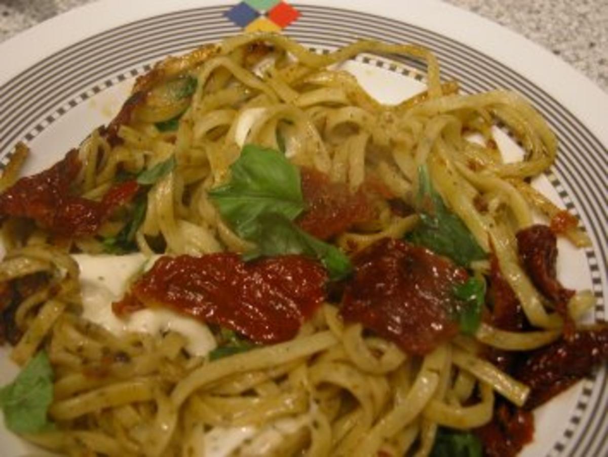Basilikum Tagliatelle mit Mozzarella und getrockneten Tomaten - Rezept