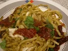 Basilikum Tagliatelle mit Mozzarella und getrockneten Tomaten - Rezept