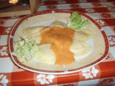 Rezept: Cappelletti mit Lachs-Füllung, Salsa rossa al formaggio und Endivensalat Cappelletti mit Lachs-Füllung, Salsa rossa al formaggio und Endivensalat - Rezept