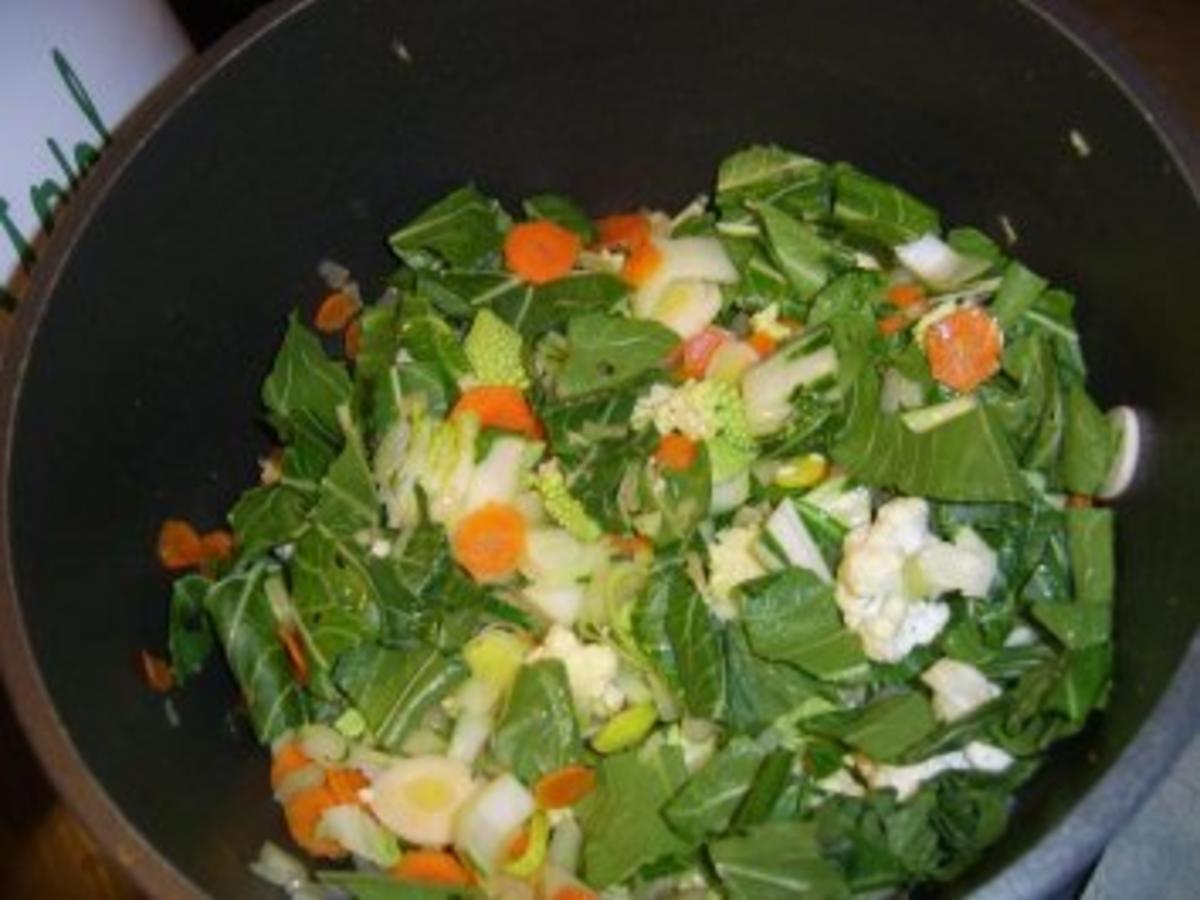 Romanesco-Blumenkohl-Suppe mit Pak Choi Senfkohl - Rezept - kochbar.de