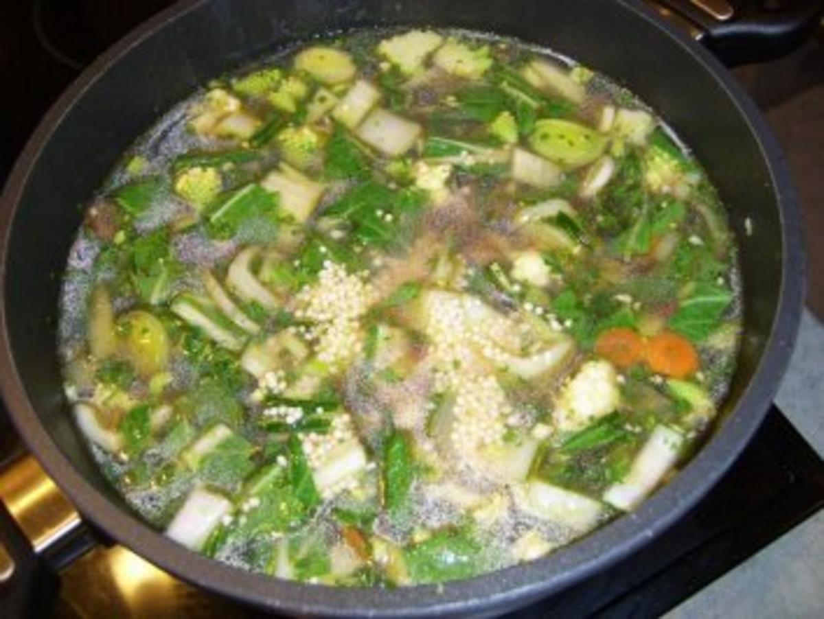 Romanesco-Blumenkohl-Suppe mit Pak Choi Senfkohl - Rezept - kochbar.de