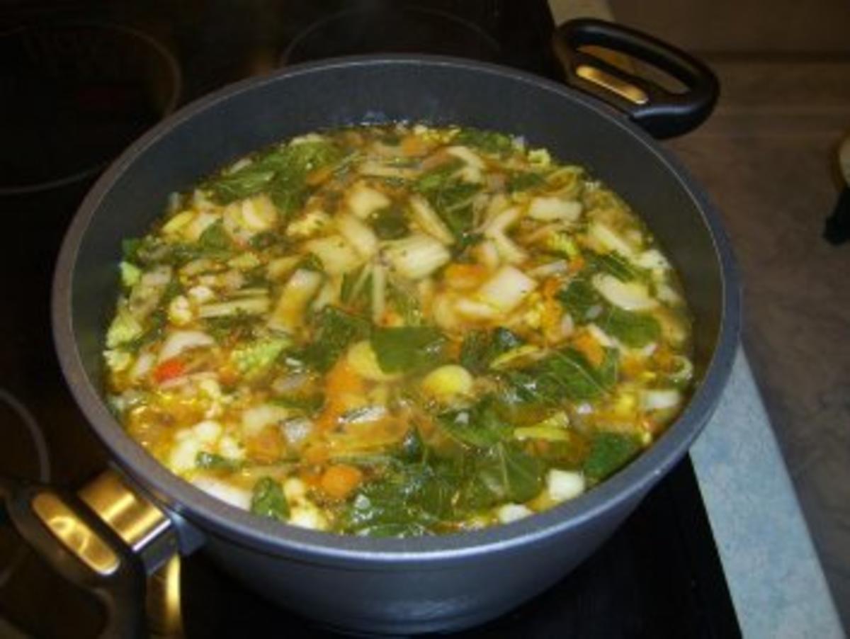 Romanesco-Blumenkohl-Suppe mit Pak Choi Senfkohl - Rezept - kochbar.de