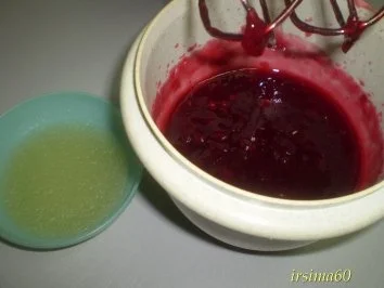 Wickeltorte mit Preiselbeersahne - Rezept - Bild Nr. 10