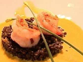 King Prawns auf Belugalinsen an Safranlimettensoße - Rezept