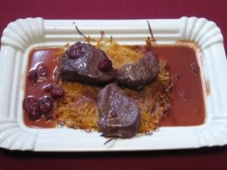 Rezept: Wildmedaillons auf Süßkartoffel-Rösti mit Cranberry-Soße Wildmedaillons auf Süßkartoffel-Rösti mit Cranberry-Soße - Rezept