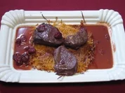 Wildmedaillons auf Süßkartoffel-Rösti mit Cranberry-Soße - Rezept