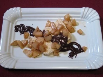 Halbgefrorenes aus Sahne, Zimt und Cream-Likör, mit flambierten Rum-Birnen - Rezept