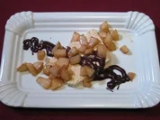 Halbgefrorenes aus Sahne, Zimt und Cream-Likör, mit flambierten Rum-Birnen - Rezept