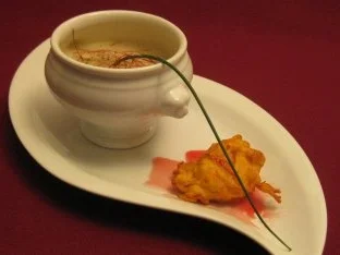 Weißes Kürbissüppchen mit scharfem Schaum an frittierten Kürbisstreifen - Rezept