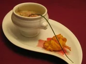 Weißes Kürbissüppchen mit scharfem Schaum an frittierten Kürbisstreifen - Rezept