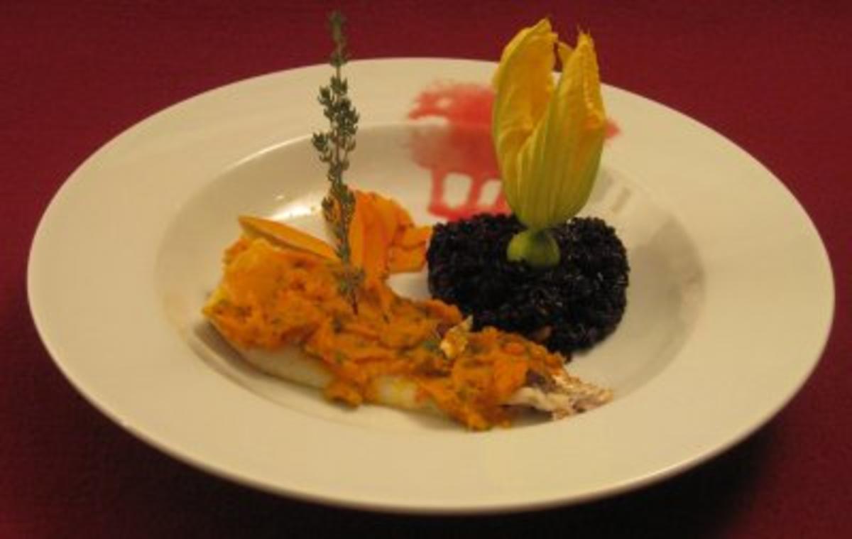 Loup de mer mit Kürbiskruste an schwarzem Reis und Kürbisblüte - Rezept