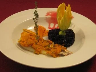 Loup de mer mit Kürbiskruste an schwarzem Reis und Kürbisblüte - Rezept