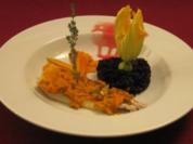 Loup de mer mit Kürbiskruste an schwarzem Reis und Kürbisblüte - Rezept