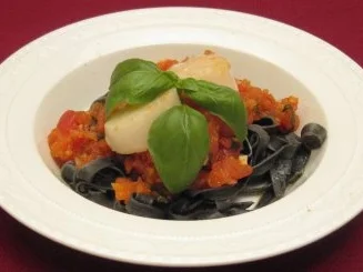 Rezept: Jakobsmuscheln auf Tomatensugo mit Sepianudeln Jakobsmuscheln auf Tomatensugo mit Sepianudeln - Rezept