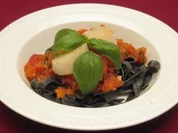 Jakobsmuscheln auf Tomatensugo mit Sepianudeln - Rezept