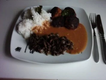 Champignonragout in Walnussrahmsoße mit Hackbällchen und Reis - Rezept