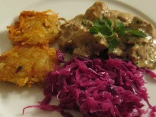 Rezept: Gulasch vom Kalb in Champignon-Sahnesoße, dazu Rösti und Salat vom Rotkohl Gulasch vom Kalb in Champignon-Sahnesoße, dazu Rösti und Salat vom Rotkohl - Rezept
