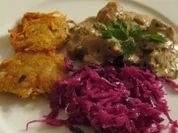 Gulasch vom Kalb in Champignon-Sahnesoße, dazu Rösti und Salat vom Rotkohl - Rezept