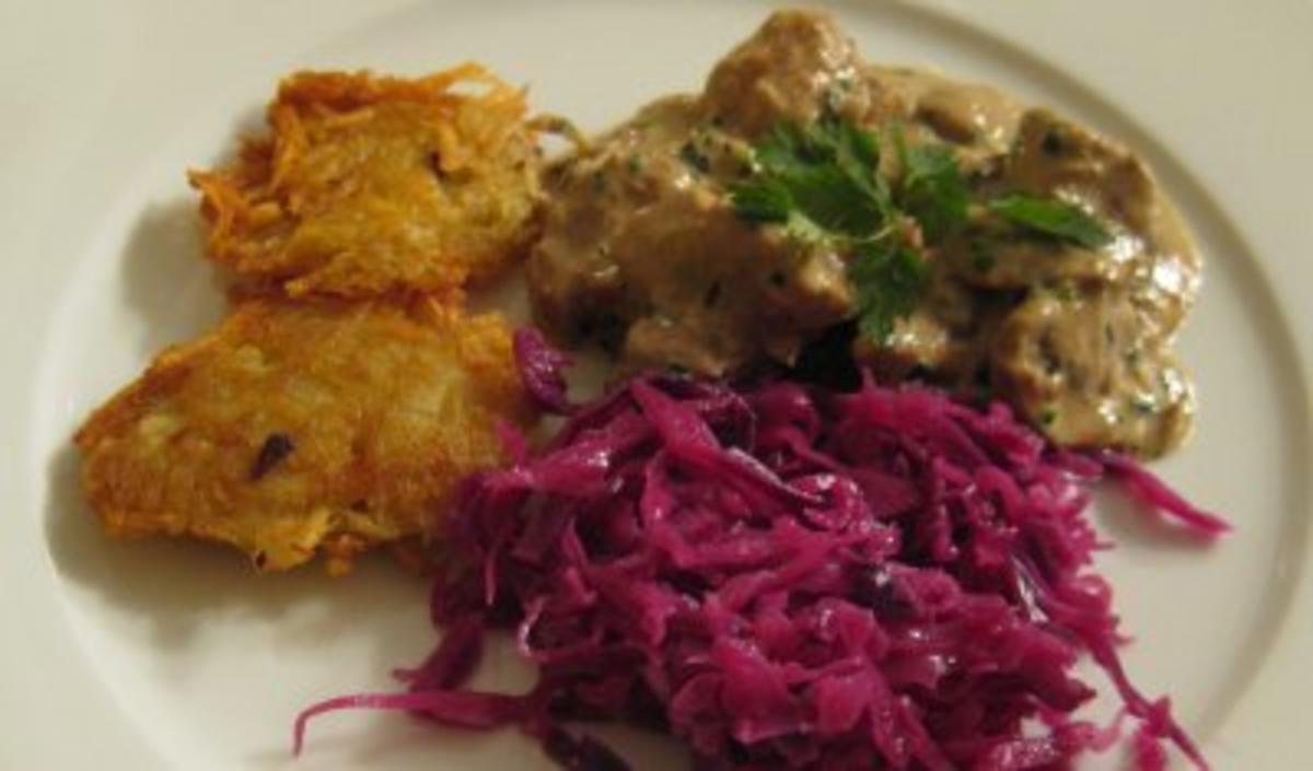 Bilder für Gulasch vom Kalb in Champignon-Sahnesoße, dazu Rösti und Salat vom Rotkohl - Rezept