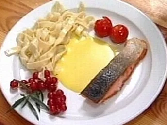 Wildlachstranche mit Bandnudeln, Babyspargel u. Cherrytomaten an Safransoße - Rezept