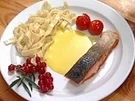 Wildlachstranche mit Bandnudeln, Babyspargel u. Cherrytomaten an Safransoße - Rezept