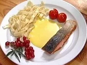Wildlachstranche mit Bandnudeln, Babyspargel u. Cherrytomaten an Safransoße - Rezept