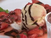 Hausgemachtes Vanilleeis an Minzerdbeeren - Rezept