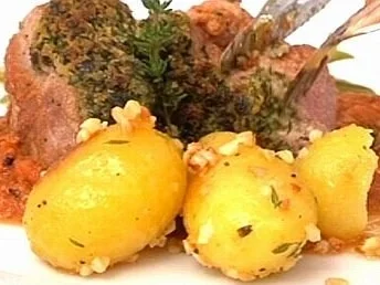 Rezept: Schweinefilet mit Kräuterkruste, Böhnchen und Mandelkartoffeln Schweinefilet mit Kräuterkruste, Böhnchen und Mandelkartoffeln - Rezept