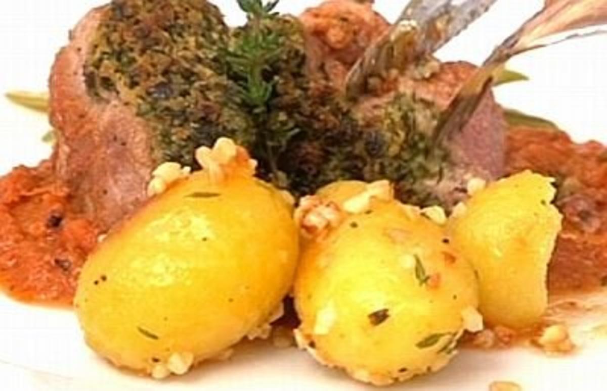 Bilder für Schweinefilet mit Kräuterkruste, Böhnchen und Mandelkartoffeln - Rezept