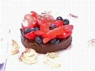 Rezept: Schokopralinetarte mit Waldbeeren und Mokkasahne Schokopralinetarte mit Waldbeeren und Mokkasahne - Rezept