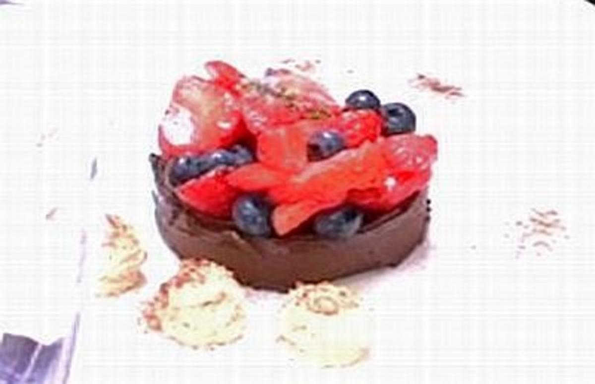 Bilder für Schokopralinetarte mit Waldbeeren und Mokkasahne - Rezept