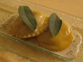 Rezept: Birnenravioli mit Speck und Bergkäse in Salbeibutter geschwenkt Birnenravioli mit Speck und Bergkäse in Salbeibutter geschwenkt - Rezept