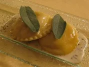 Birnenravioli mit Speck und Bergkäse in Salbeibutter geschwenkt - Rezept