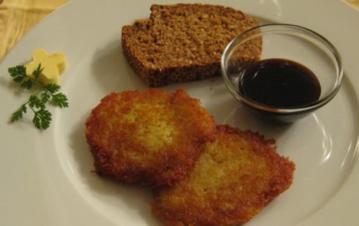 Typisch Bergisch - Kartoffelküchlein an Brot mit Rübenkraut - Rezept