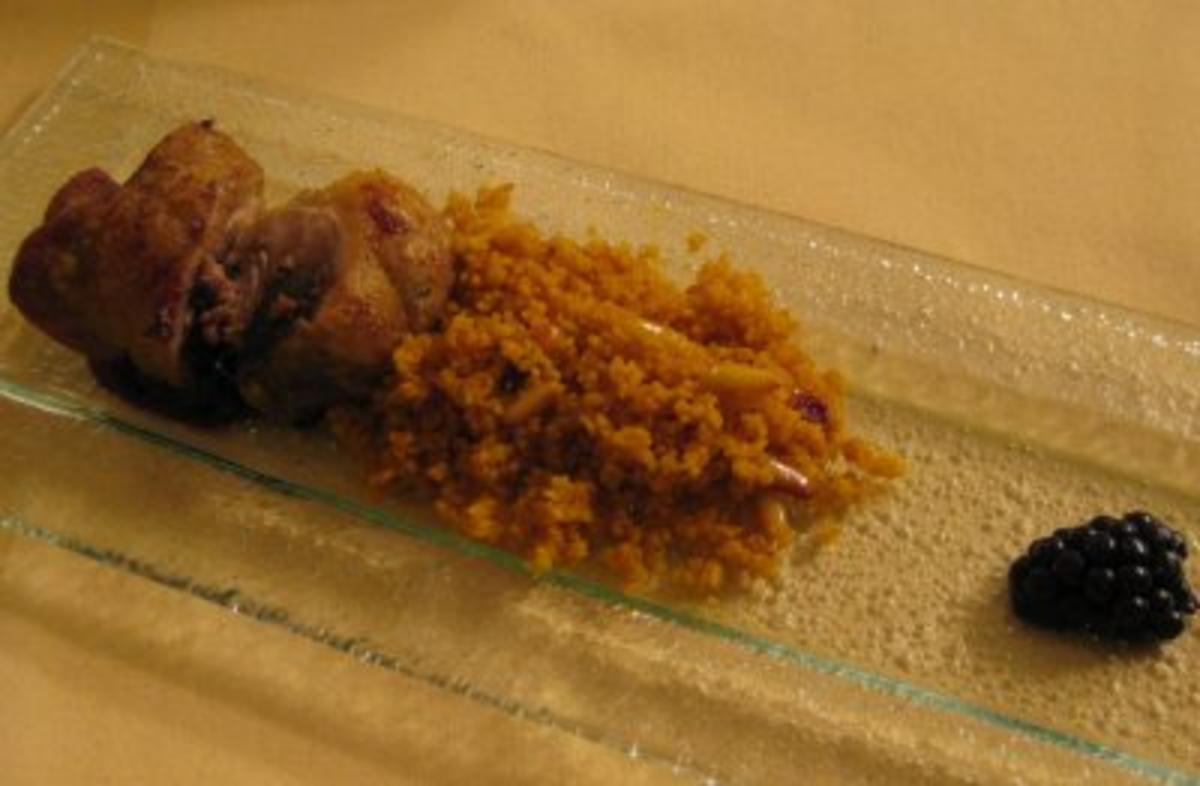 Gefüllter Perlhuhnschenkel mit Backpflaumen und Nüssen auf Couscouswölkchen an Brombeersoße - Rezept