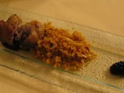 Gefüllter Perlhuhnschenkel mit Backpflaumen und Nüssen auf Couscouswölkchen an Brombeersoße - Rezept