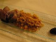 Gefüllter Perlhuhnschenkel mit Backpflaumen und Nüssen auf Couscouswölkchen an Brombeersoße - Rezept